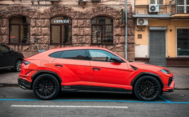 У столиці помітили новеньку Lamborghini Urus в зарядженій комплектації