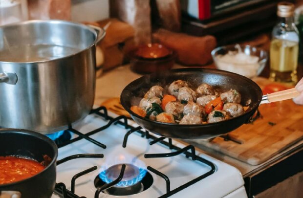 Справа не в ціні, і навіть не у фірмі: як готувати на сковорідці, щоб вона не пригорала