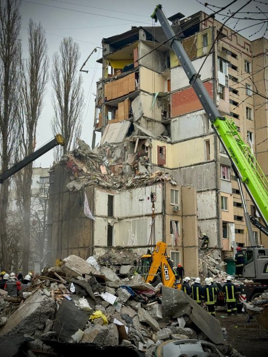 Обстріл дроном багатоповерхівки в Одесі: що відомо та фото з місця трагедії