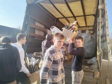 Понад 500 кг макулатури зібрали на Калущині, щоб підтримати захисників. ФОТО