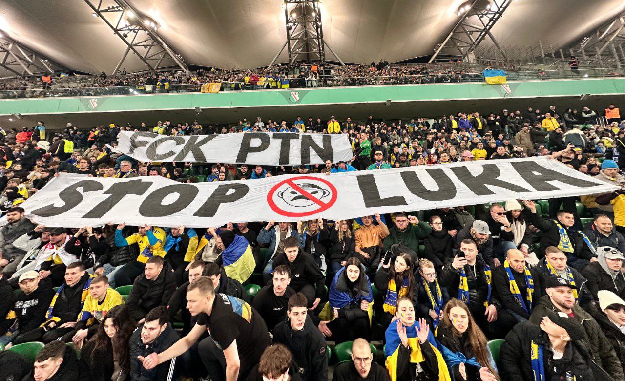Вболівальники влаштували перформанс на матчі української збірної з плакатами проти путіна та лукашенка