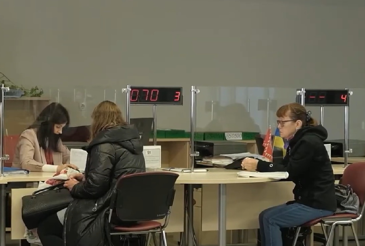 Грошова допомога для ВПО в Чернігівській області: частині переселенців припинили виплати, під загрозою й інші