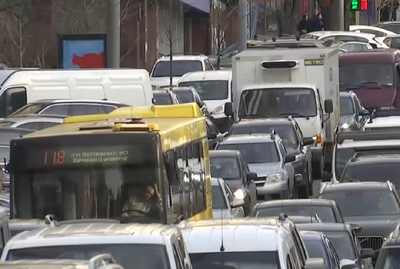 Обмеження руху транспорту у Києві: українців попередили про суттєві зміни